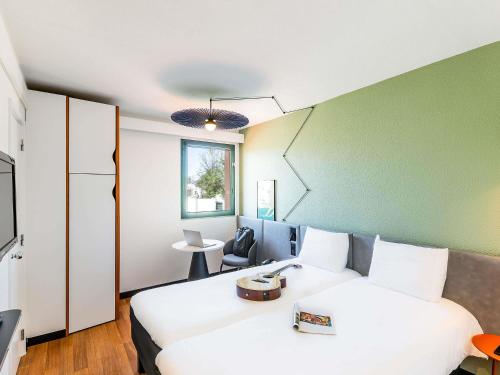 Habitación Doble Estándar - 2 camas del hotel Ibis Evora. Foto 13