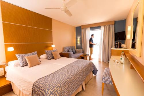 Habitación individual Económica Sofá Cama incluido 2 Camas individuales del hotel Robinson Esquinzo Playa - All Inclusive. Foto 1