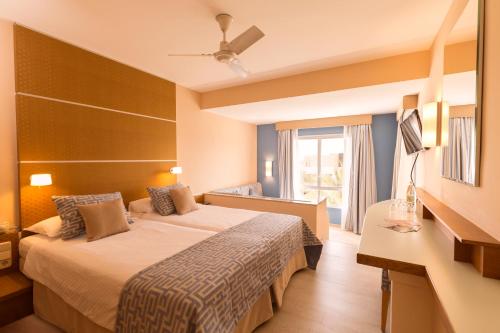 Habitación triple Vista Jardin Sofá Cama incluido 2 Camas dobles del hotel Robinson Esquinzo Playa - All Inclusive. Foto 4