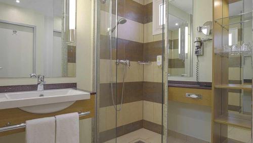 Habitación familiar Vista Mar Vista Jardin Sofá Cama incluido 2 Camas dobles del hotel Robinson Esquinzo Playa - All Inclusive. Foto 3