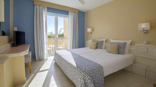 Habitación familiar Sofá Cama incluido 2 Camas dobles del hotel Robinson Esquinzo Playa - All Inclusive. Foto 1