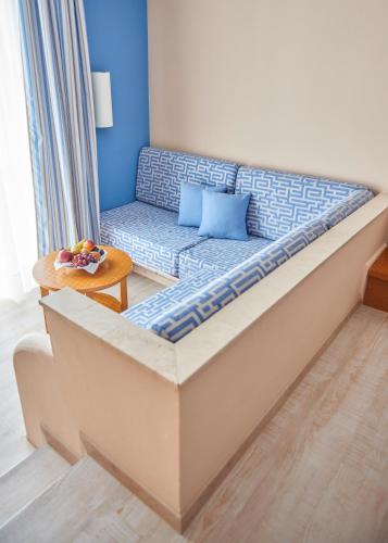 Habitación doble Vista Jardin Superior Sofá Cama incluido 2 Camas individuales del hotel Robinson Esquinzo Playa - All Inclusive. Foto 6