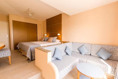 Habitación familiar Vista Jardin Sofá Cama incluido 2 Camas dobles del hotel Robinson Esquinzo Playa - All Inclusive. Foto 2