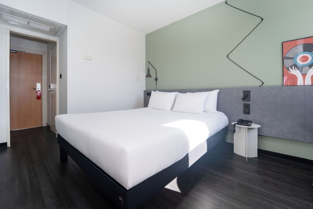 Habitación superior, 1 cama doble del hotel Ibis Coimbra Centro. Foto 6