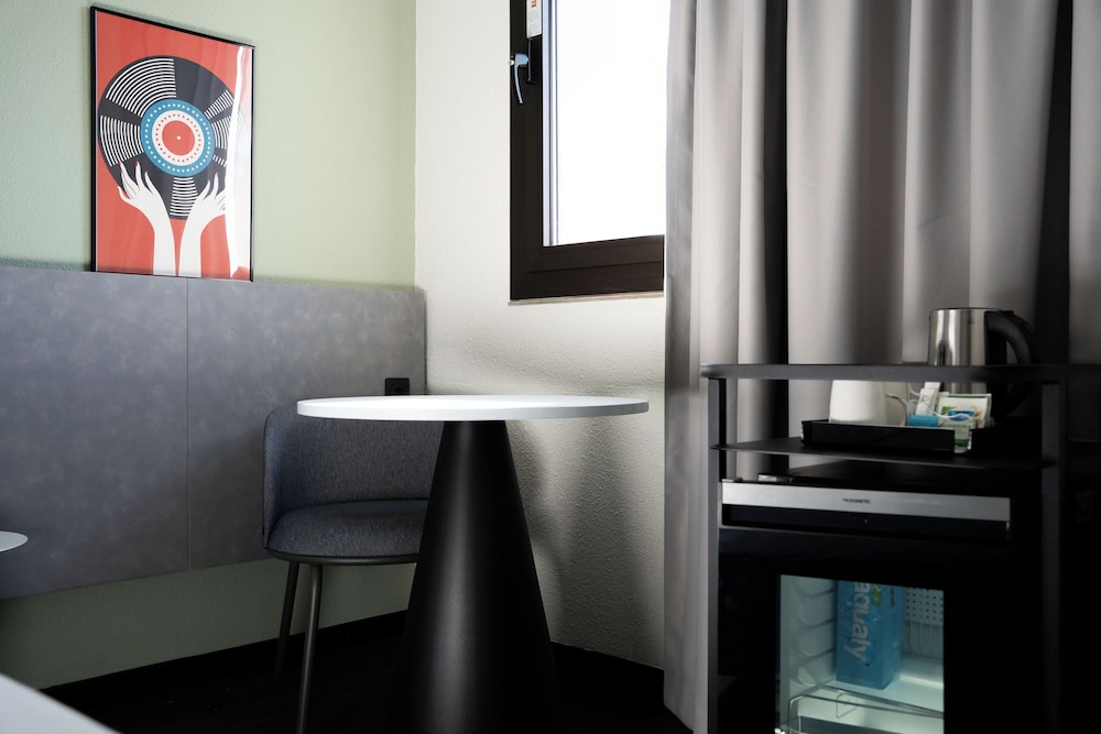 Habitación superior, 1 cama doble del hotel Ibis Coimbra Centro. Foto 7