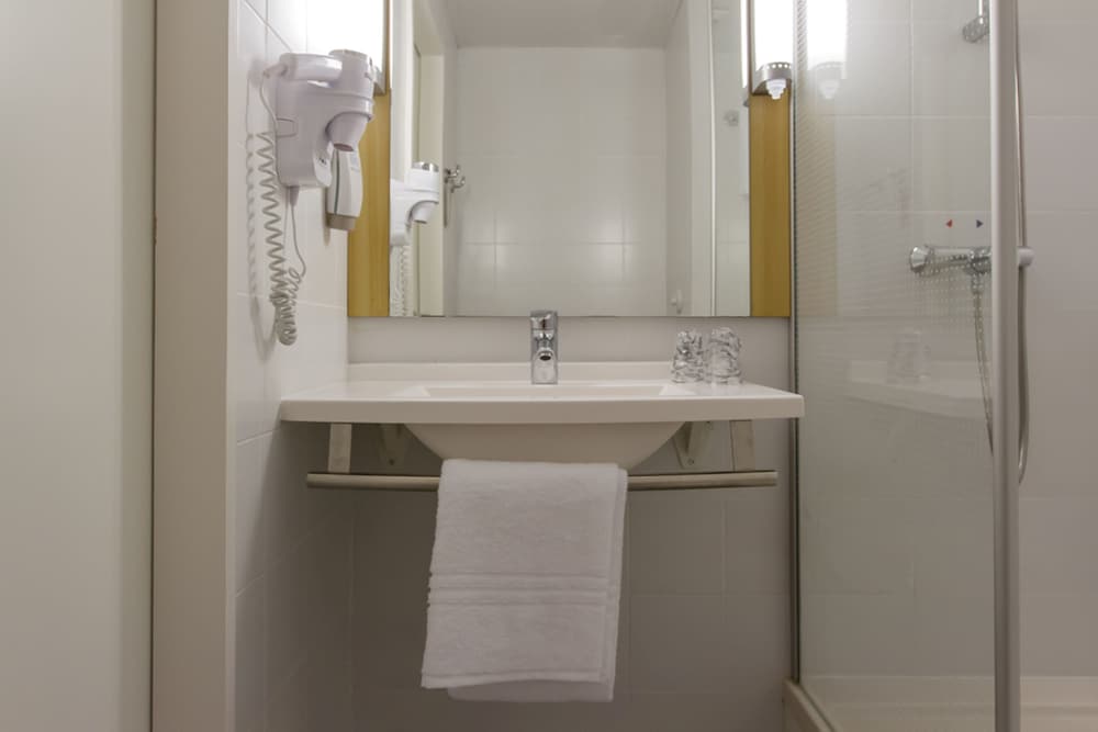 Habitación estándar con 2 camas individuales, 2 camas individuales, no fumadores del hotel Ibis Coimbra Centro. Foto 6