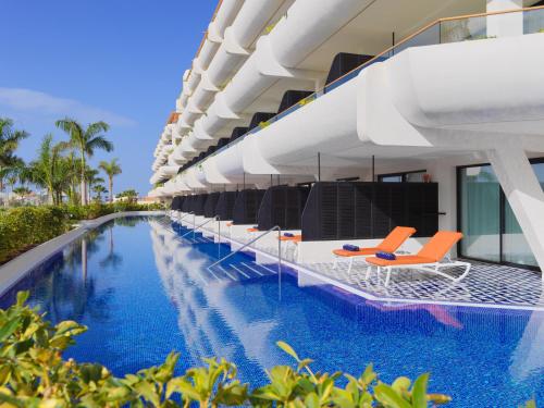 Habitación doble Vista Piscina Acceso Piscina 1 Cama super king del hotel H10 Atlantic Sunset Horizons Collection