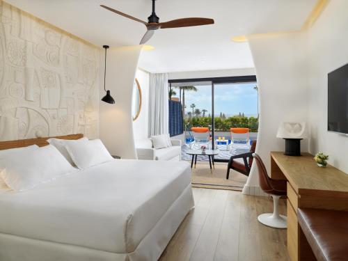 Habitación doble Vista Piscina Acceso Piscina 1 Cama super king del hotel H10 Atlantic Sunset Horizons Collection. Foto 5