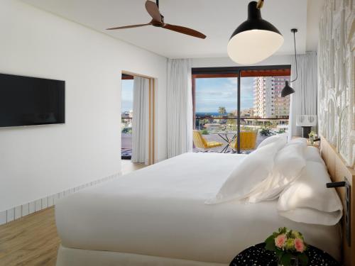 Suite Vista Mar Planta Alta Sofá Cama incluido 1 Cama Individual 1 Cama super king del hotel H10 Atlantic Sunset Horizons Collection. Foto 6