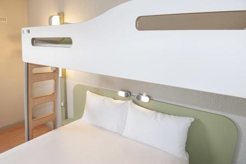 Habitación Triple Estándar del hotel Ibis Budget Goussainville Cdg. Foto 5
