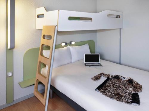 Habitación Estándar - 1 cama doble y 1 individual del hotel Ibis Budget Goussainville Cdg. Foto 2