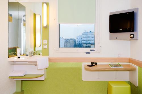 TRIPLE - Habitación con una cama grande y una litera individual del hotel Ibis Budget Remiremont. Foto 3