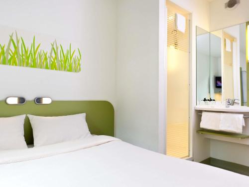 DOBLE - Habitación con una cama grande del hotel Ibis Budget Remiremont. Foto 1