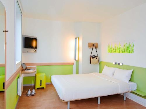 DOBLE - Habitación con una cama grande del hotel Ibis Budget Remiremont. Foto 2