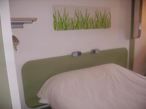 DOBLE - Habitación con una cama grande del hotel Ibis Budget Remiremont. Foto 6