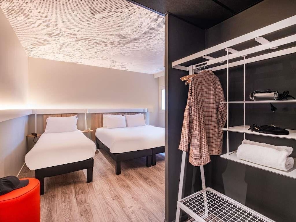 Habitación estándar con una cama doble y una individual del hotel Ibis Nantes Treillières. Foto 1