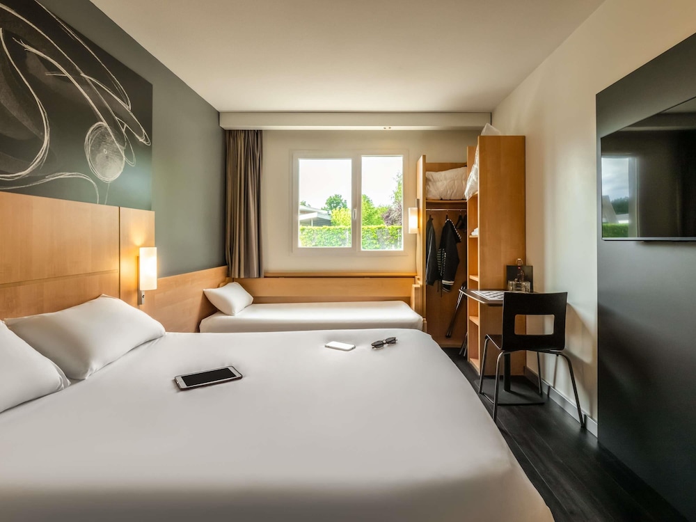 Habitación estándar con una cama doble y una cama individual del hotel Ibis Issoire