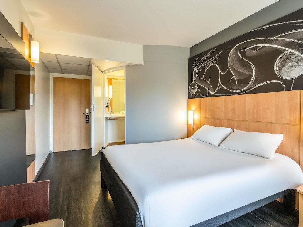 Habitación estándar con una cama doble y una cama individual del hotel Ibis Issoire. Foto 1