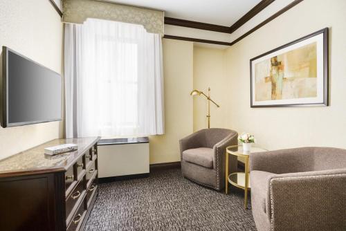 Suite Doble Deluxe - Cama grande del hotel Lucerne. Foto 1