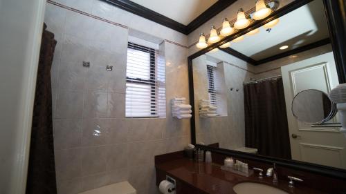 Suite Doble Deluxe - Cama grande del hotel Lucerne. Foto 2