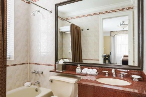 Suite Doble Deluxe - Cama grande del hotel Lucerne. Foto 3