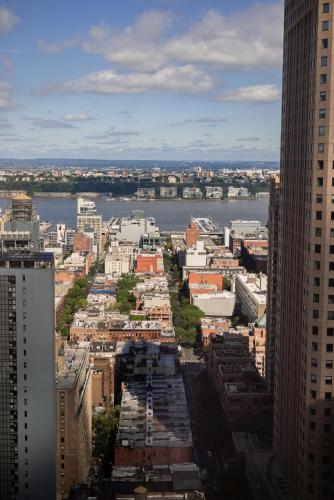 Habitación con 2 camas grandes y vistas a la ciudad del hotel Hyatt Regency Times Square. Foto 3