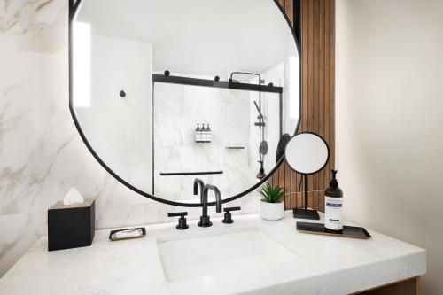 Habitación con cama extragrande y vistas a la ciudad del hotel Hyatt Regency Times Square. Foto 2