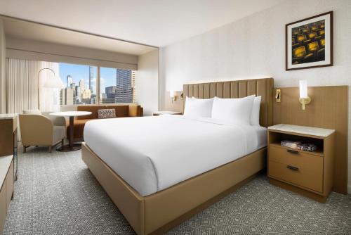 Habitación con cama extragrande y ducha a ras de suelo - Adaptada para personas con movilidad reducida del hotel Hyatt Regency Times Square. Foto 3