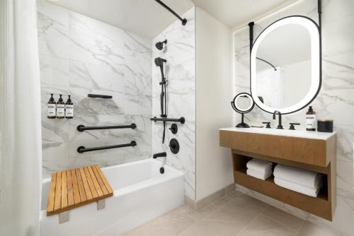 Habitación Esquinera con bañera - 1 cama extragrande - Adaptada para personas con discapacidad del hotel Hyatt Regency Times Square. Foto 1