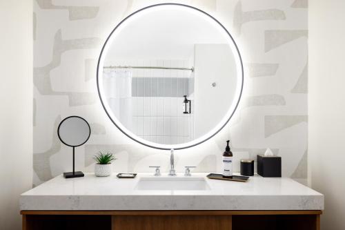 Habitación Doble Esquinera con 2 camas dobles del hotel Hyatt Regency Times Square