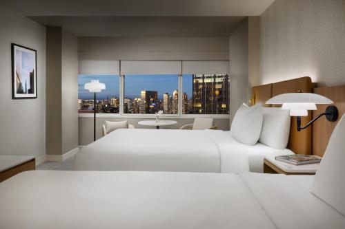 Habitación con 2 camas grandes y vistas a la ciudad del hotel Hyatt Regency Times Square
