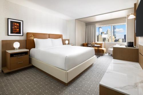 Habitación con cama extragrande y vistas a la ciudad del hotel Hyatt Regency Times Square