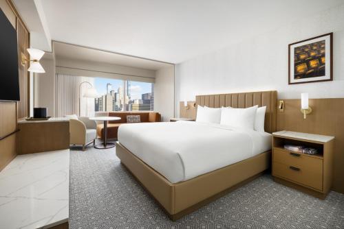 Habitación con cama extragrande y vistas a la ciudad del hotel Hyatt Regency Times Square. Foto 1