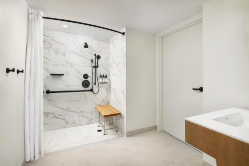 Habitación con cama extragrande y ducha a ras de suelo - Adaptada para personas con movilidad reducida del hotel Hyatt Regency Times Square. Foto 2