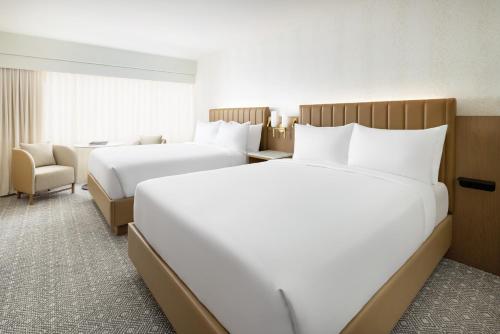 Habitación Doble Esquinera con 2 camas dobles del hotel Hyatt Regency Times Square. Foto 3