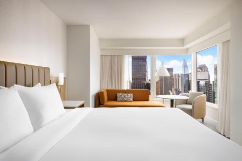 Habitación Esquinera con bañera - 1 cama extragrande - Adaptada para personas con discapacidad del hotel Hyatt Regency Times Square. Foto 3
