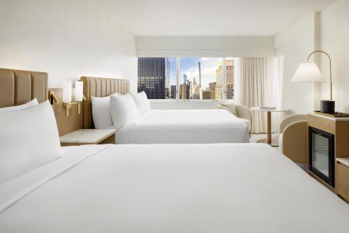 Habitación Doble Esquinera con 2 camas dobles del hotel Hyatt Regency Times Square. Foto 1