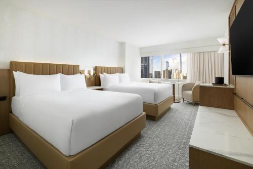 Habitación Doble Esquinera con 2 camas dobles del hotel Hyatt Regency Times Square. Foto 2