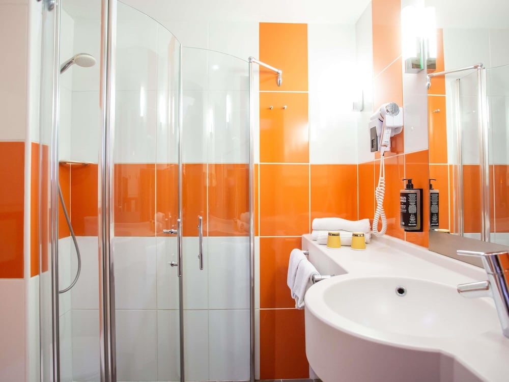 Habitación estándar con 2 camas individuales del hotel Ibis Styles Bourges. Foto 7