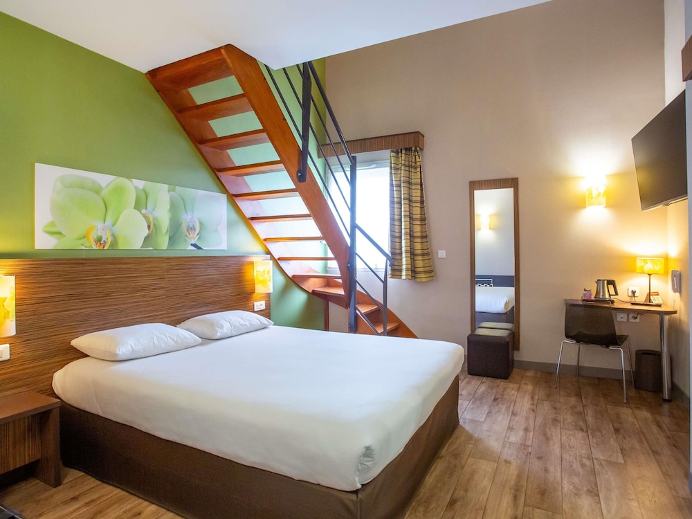 Suite familiar estándar con una cama doble y camas individuales del hotel Ibis Styles Bourges