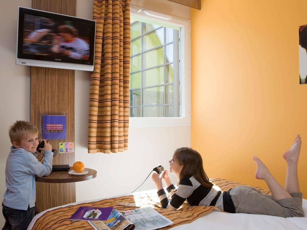 Suite familiar estándar con una cama doble y camas individuales del hotel Ibis Styles Bourges. Foto 4