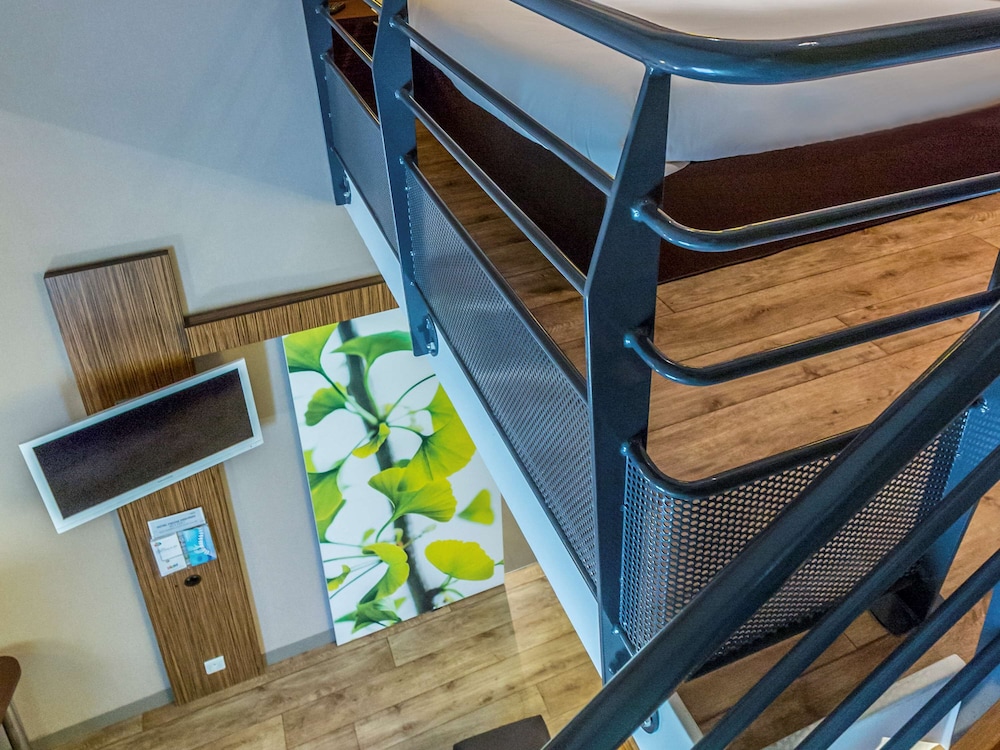 Suite familiar estándar con una cama doble y camas individuales del hotel Ibis Styles Bourges. Foto 6
