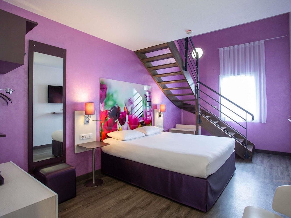 Suite familiar estándar con una cama doble y camas individuales del hotel Ibis Styles Bourges. Foto 7