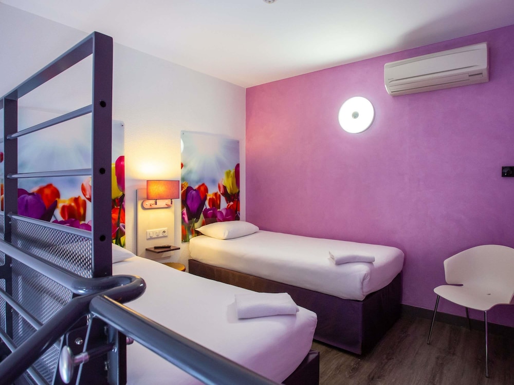 Suite familiar estándar con una cama doble y camas individuales del hotel Ibis Styles Bourges. Foto 8