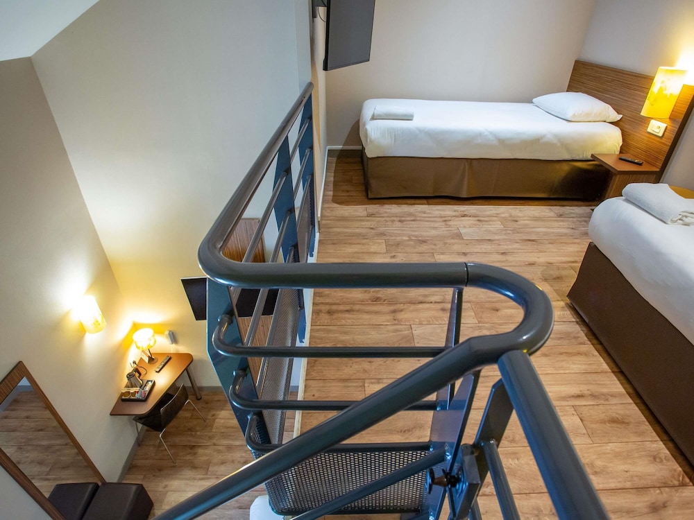 Suite familiar estándar con una cama doble y camas individuales del hotel Ibis Styles Bourges. Foto 9