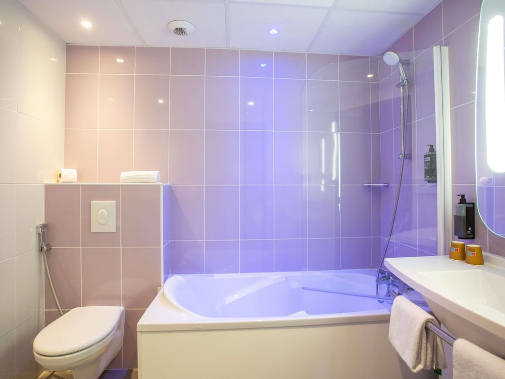 Suite familiar estándar con una cama doble y camas individuales del hotel Ibis Styles Bourges. Foto 10