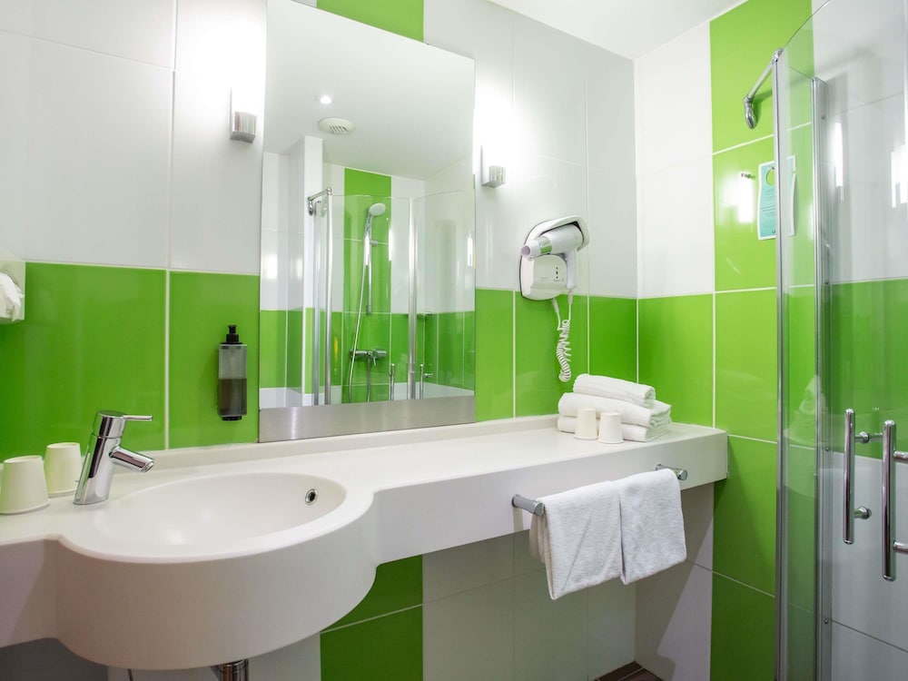 Suite familiar estándar con una cama doble y camas individuales del hotel Ibis Styles Bourges. Foto 11