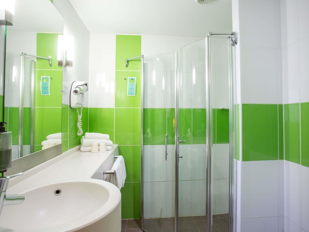 Suite familiar estándar con una cama doble y camas individuales del hotel Ibis Styles Bourges. Foto 12
