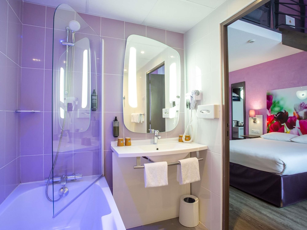 Suite familiar estándar con una cama doble y camas individuales del hotel Ibis Styles Bourges. Foto 13