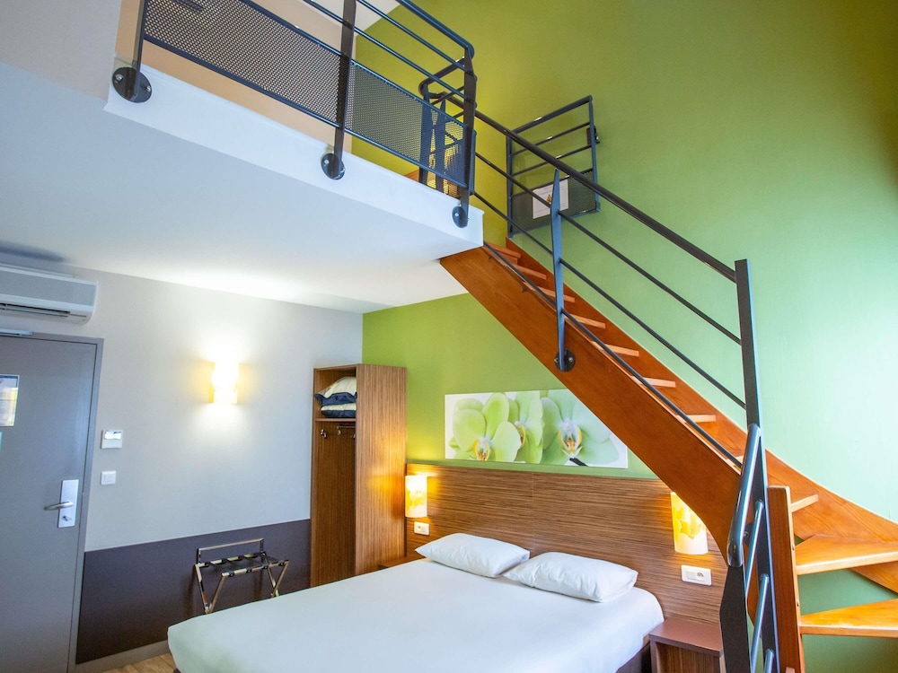 Suite familiar estándar con una cama doble y camas individuales del hotel Ibis Styles Bourges. Foto 14